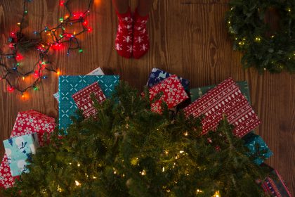 Holiday themes picture with a tree and presents - 5 tips for safe online shopping this holiday season